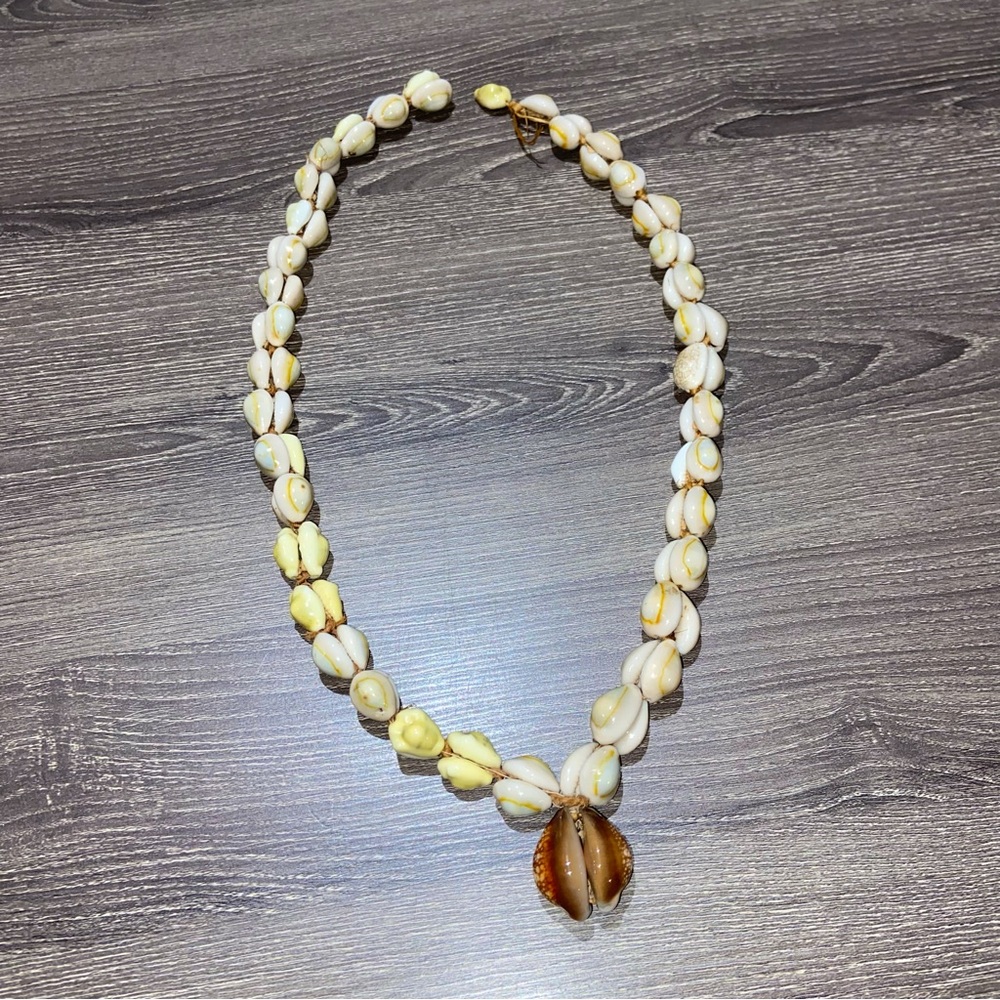 VINTAGE PHILIPPINES SEASHELL NECKLACE Cypraea Moneta Handmade